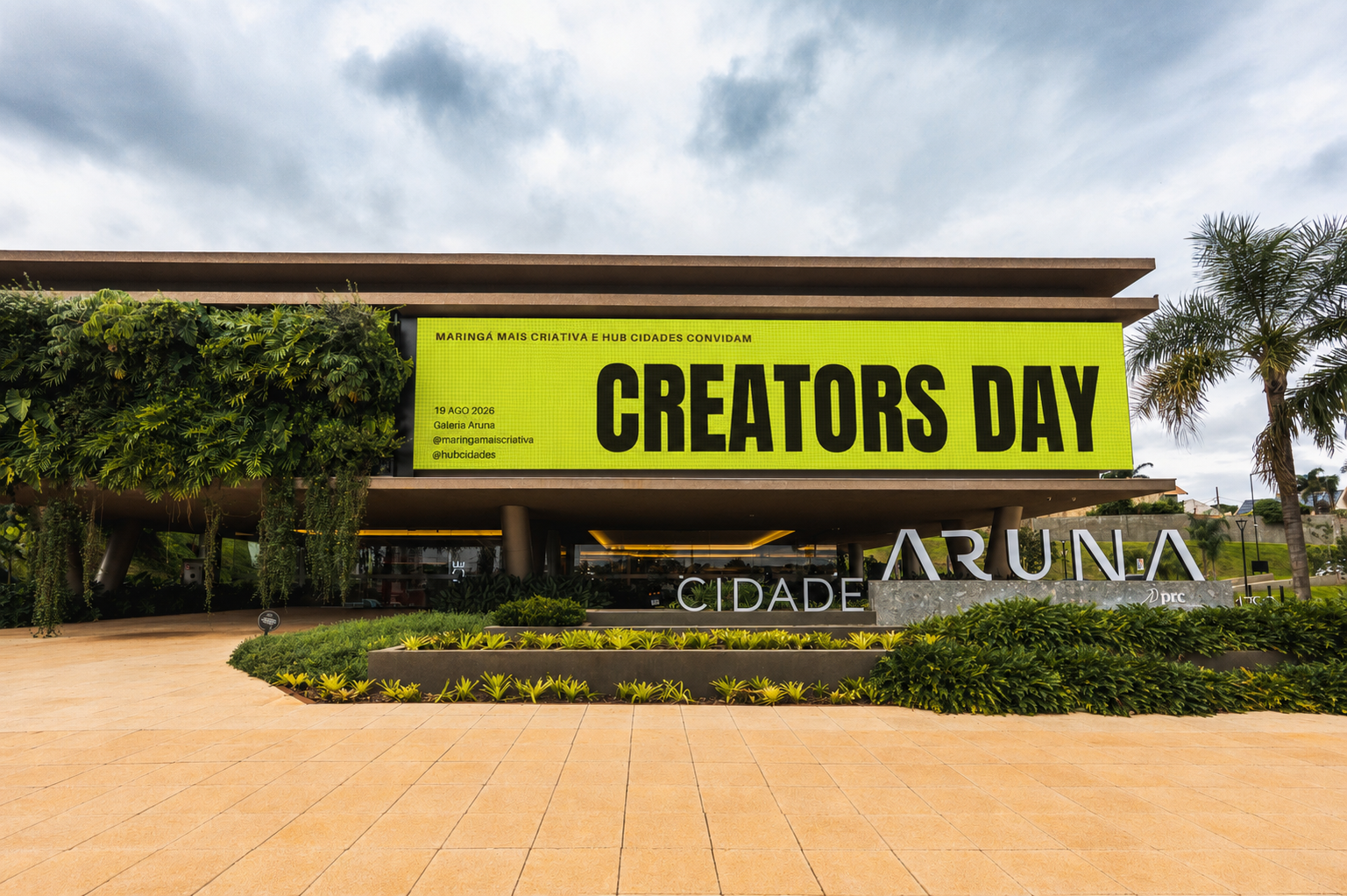 Fachada da Galeria Aruna com o painel do Creators Day Maringá